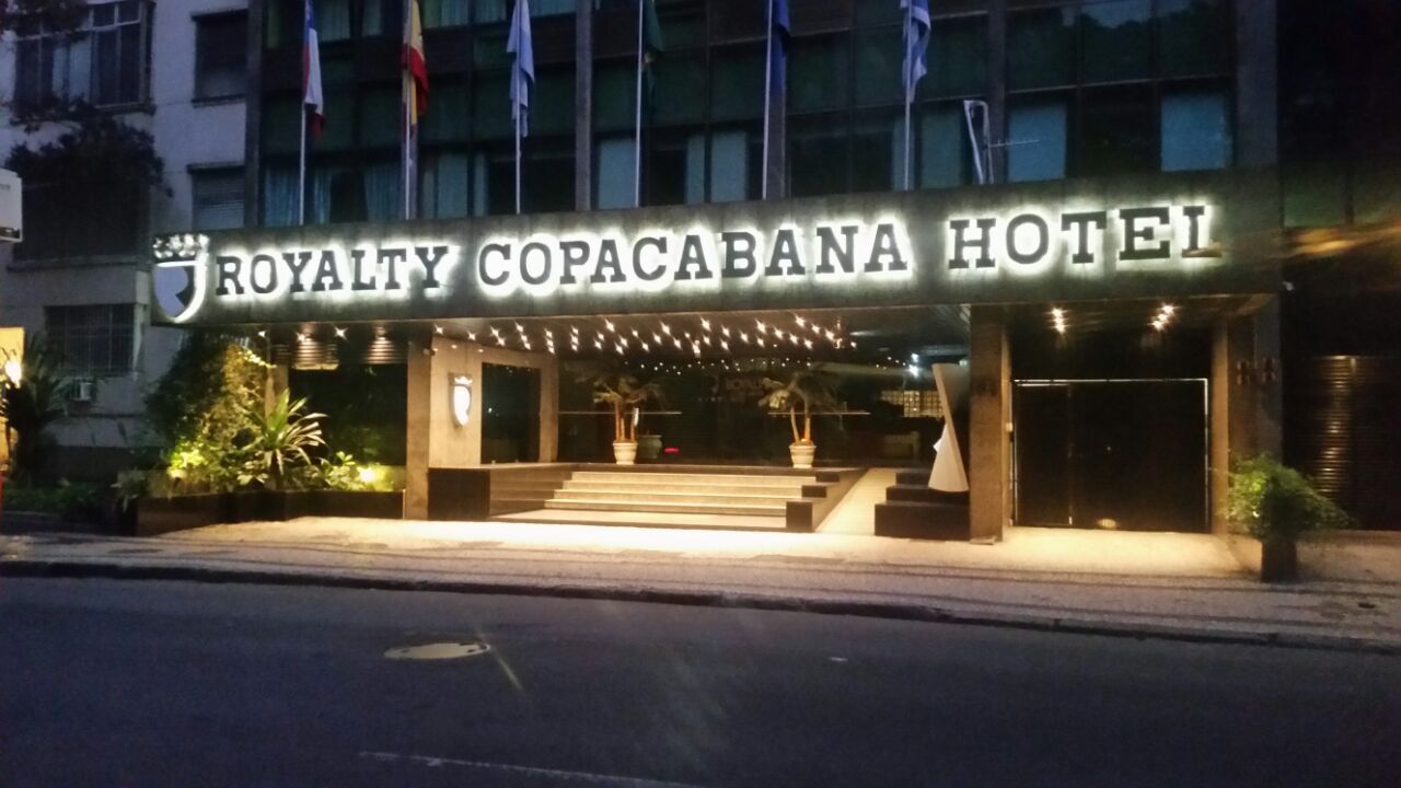 O hotel royal copacabana fica iluminado à noite