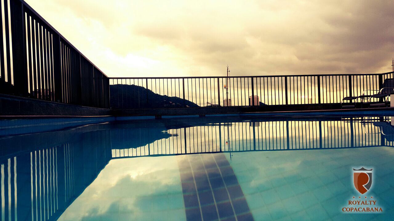 Uma grande piscina com uma cerca ao redor