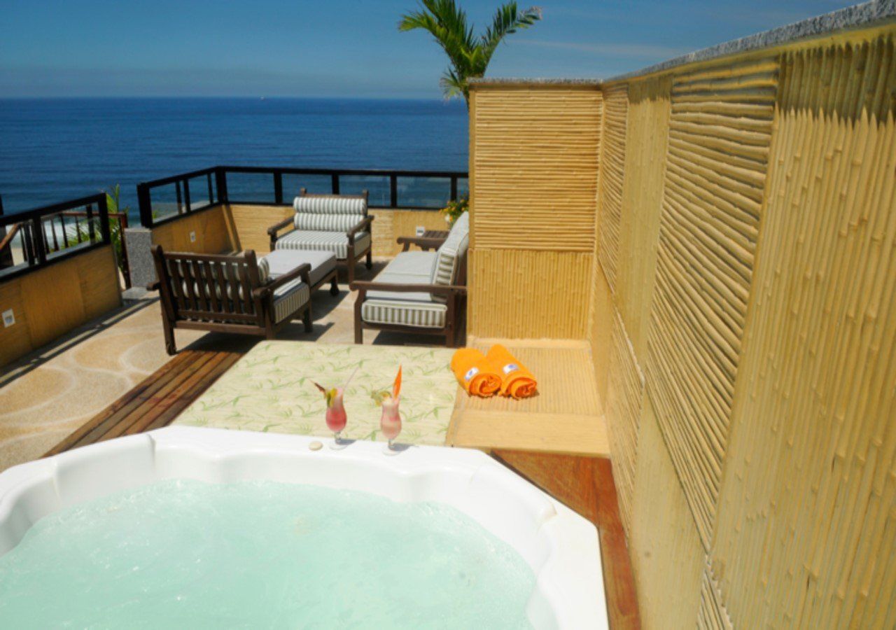 Uma jacuzzi na varanda com vista para o oceano