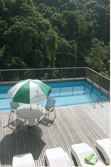 Um guarda-chuva verde e branco com o número 2 nele