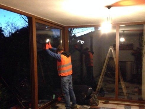 operaio durante l'installazione di finestre