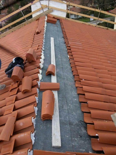 rifacimento di un tetto e posa tegole