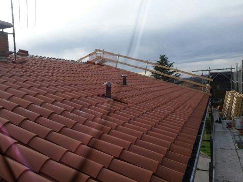 lavori di posa di tegole per tetti