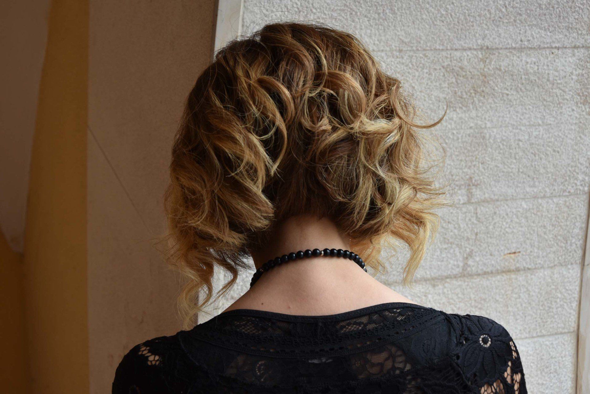 capelli mossi a caschetto con punte bionde