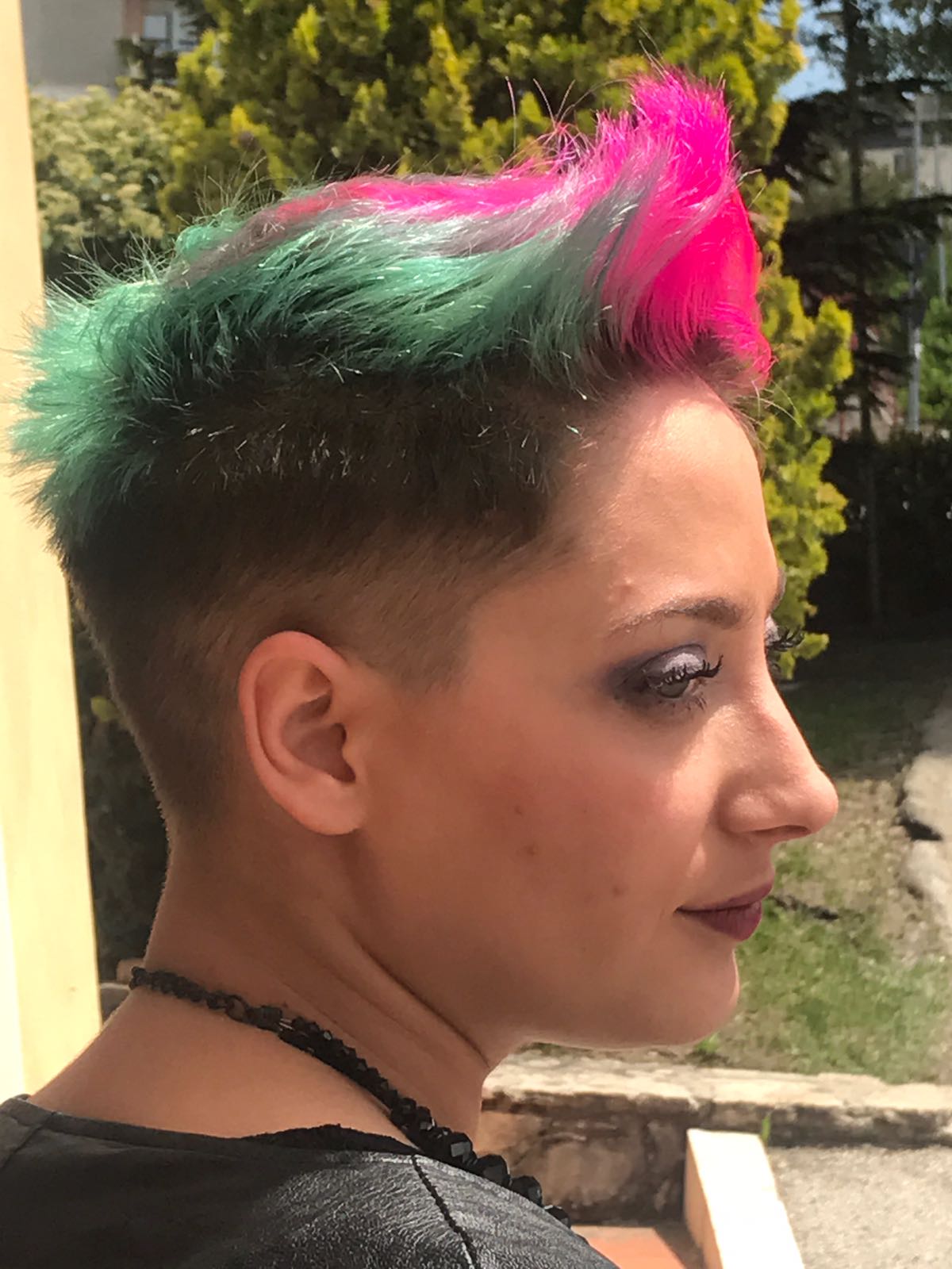 acconciatura con cresta fucsia e verde
