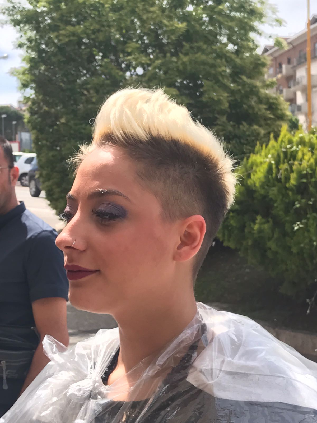 ragazza con cresta bionda