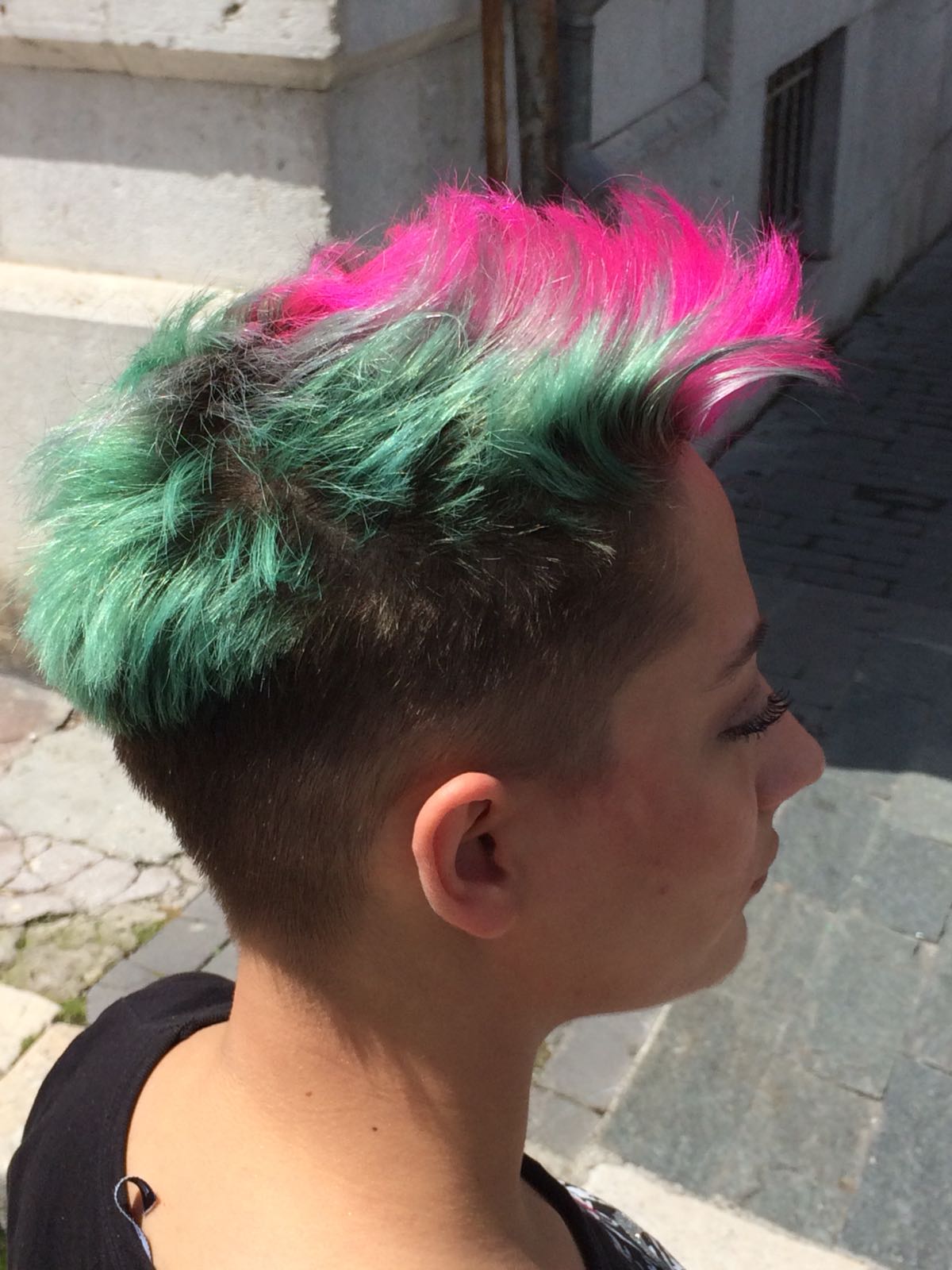ragazza con cresta e capelli verdi e rosa