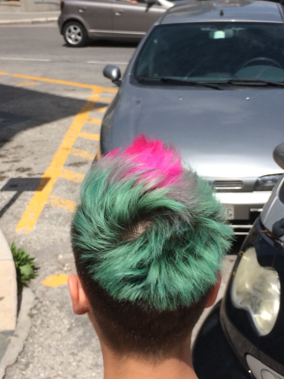 acconciatura con capelli corti e cresta