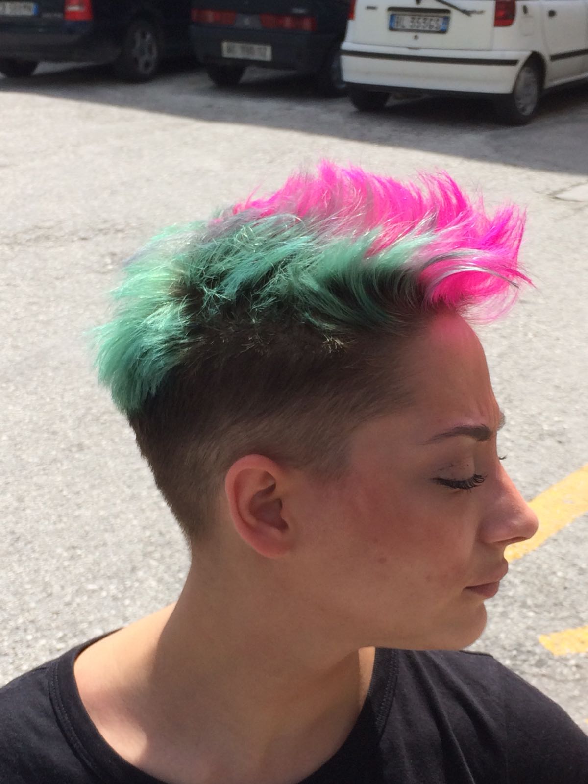 acconciatura con cresta verde e rosa