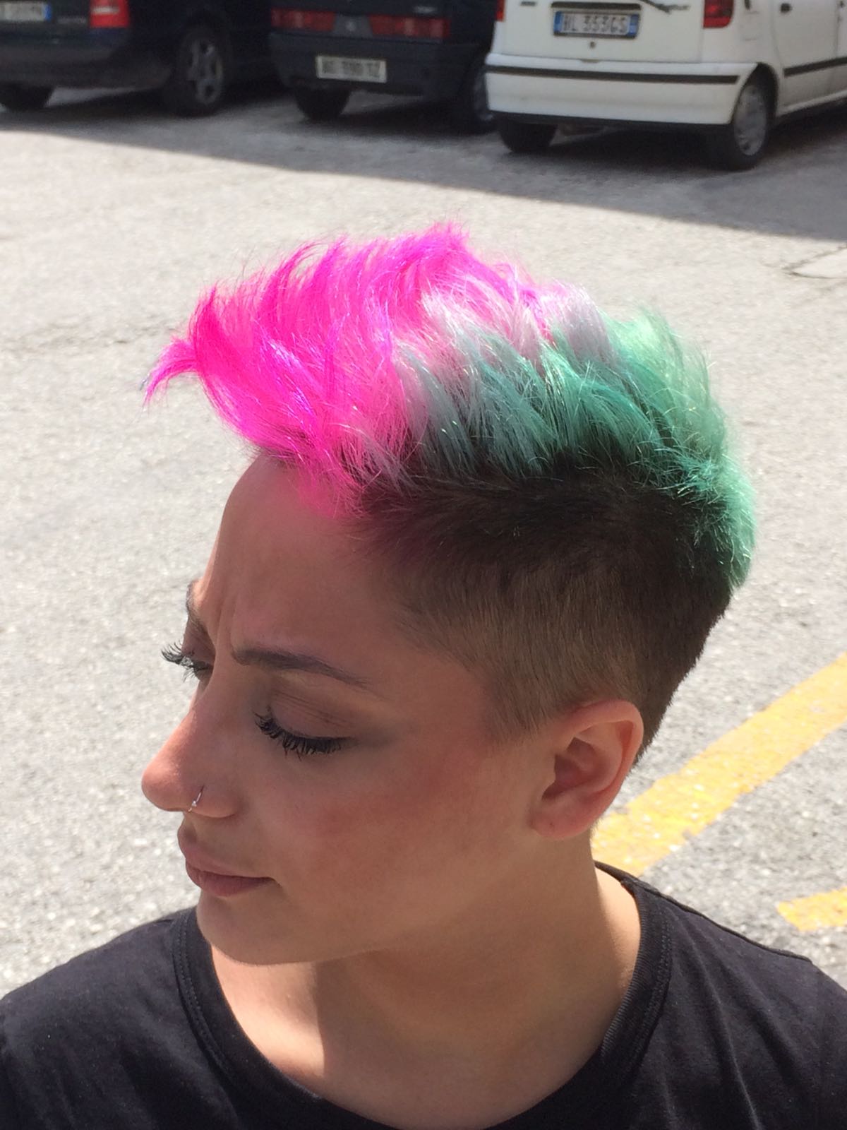 acconciatura con cresta rosa e verde