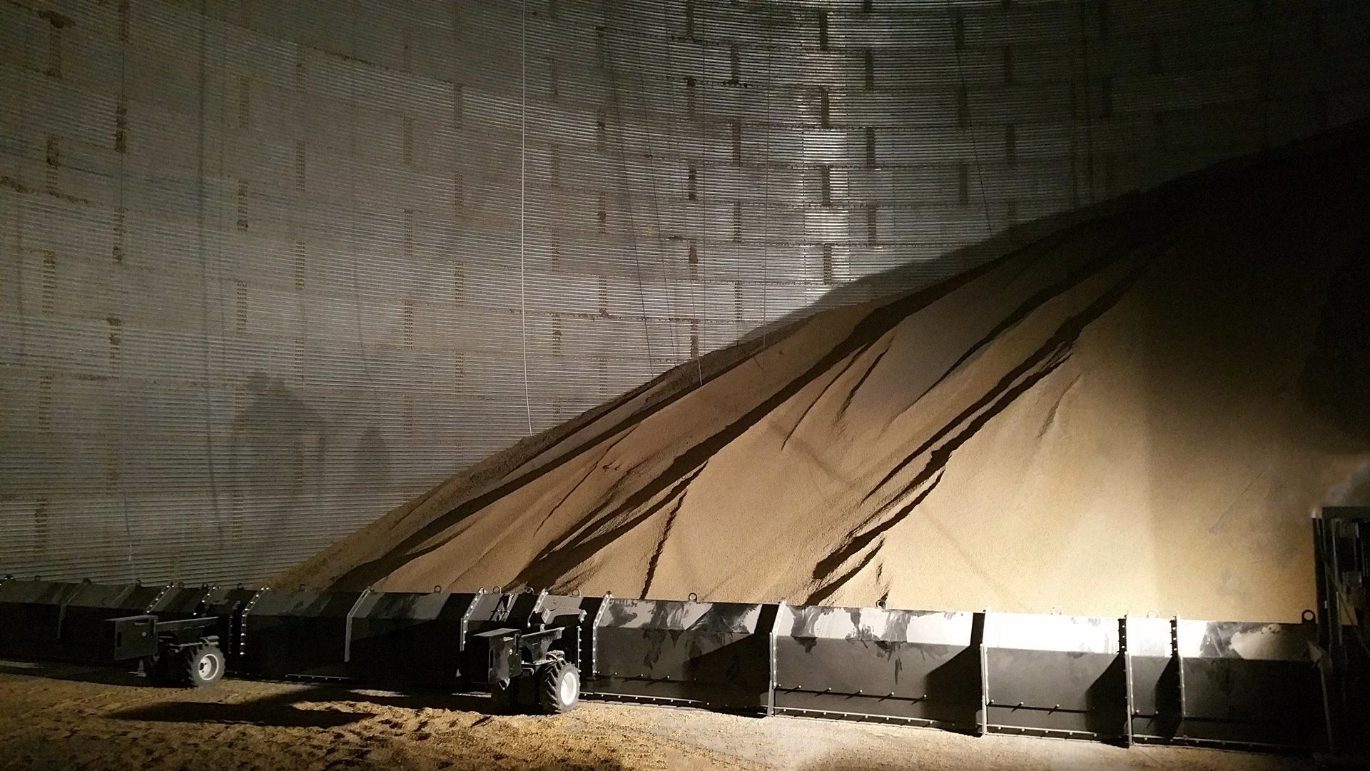 Paddle Sweeps for Safe Unloading Grain Bins