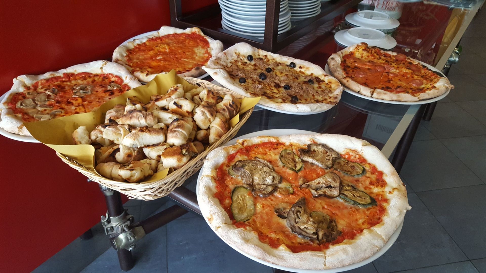 Pizze cotte nel forno a legna