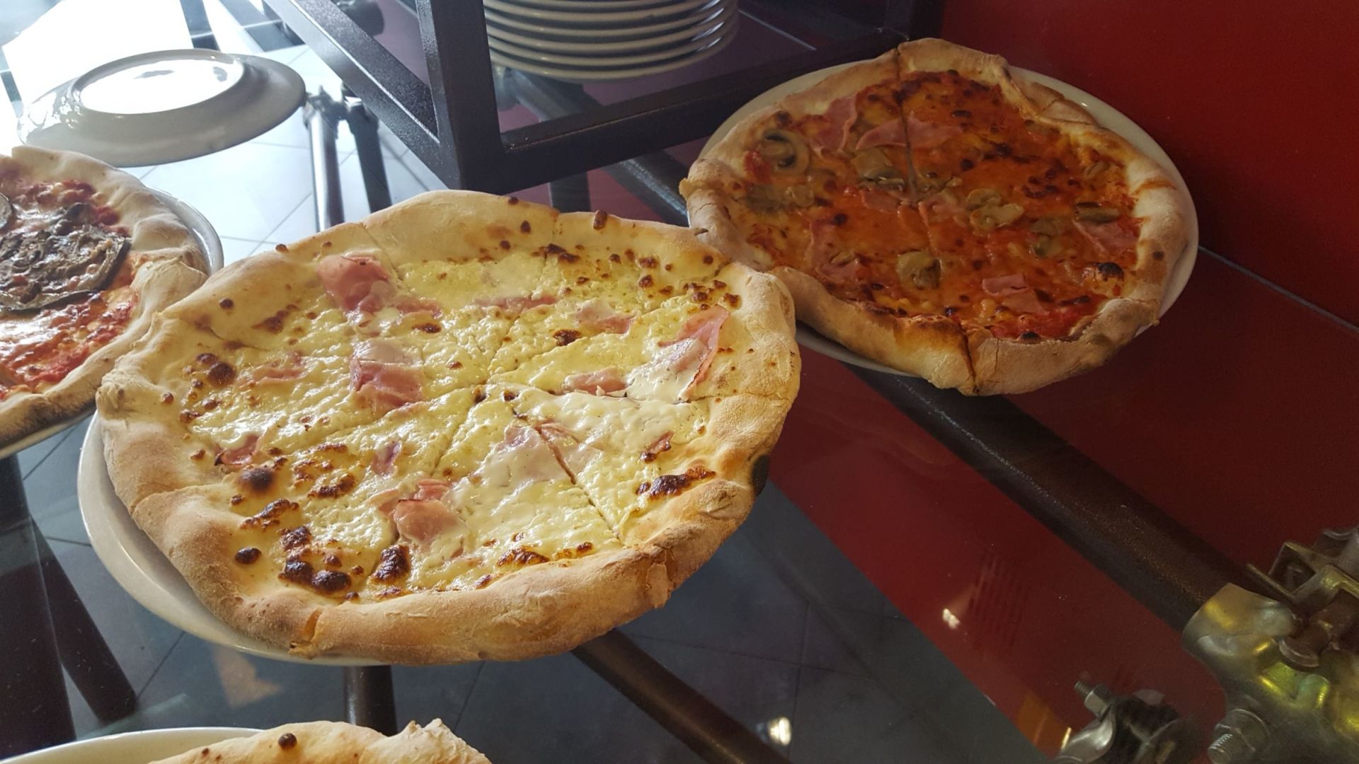 Pizze farcite cotte in forno a legna
