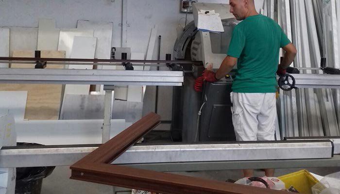 operaio durante la realizzazione di un serramento