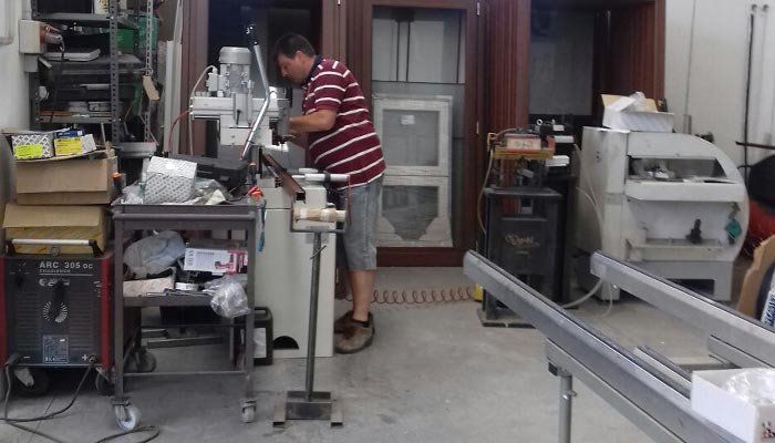 tecnico durante il taglio di un serramento