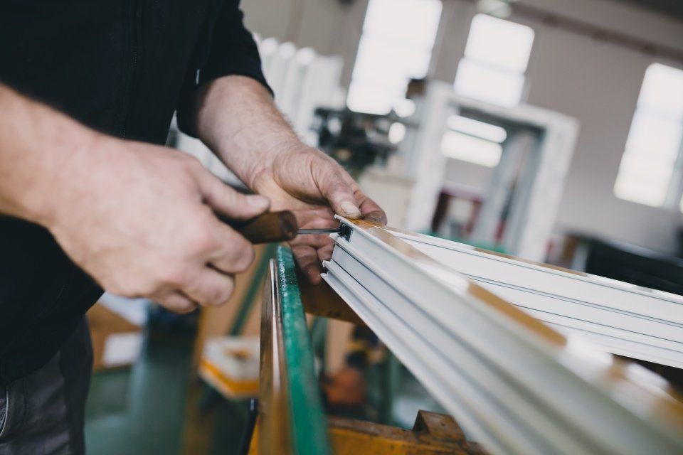 riparazione serramenti in officina