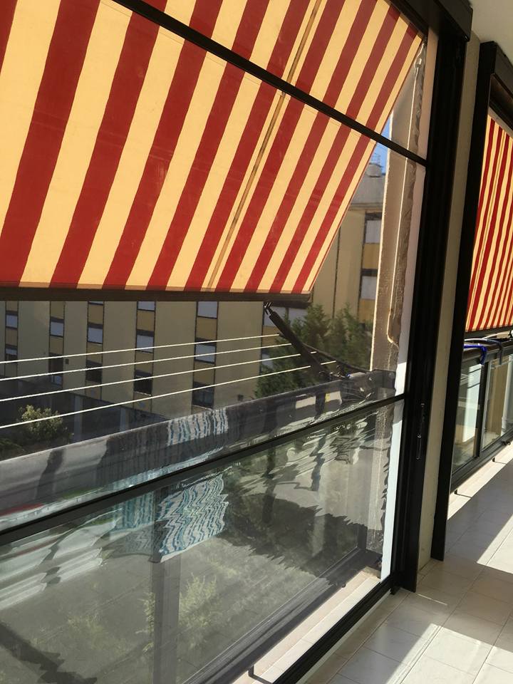 parapetto balcone in vetro con tenda da sole