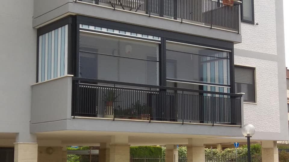 vista finestra tutto vetro con struttura di colore nero