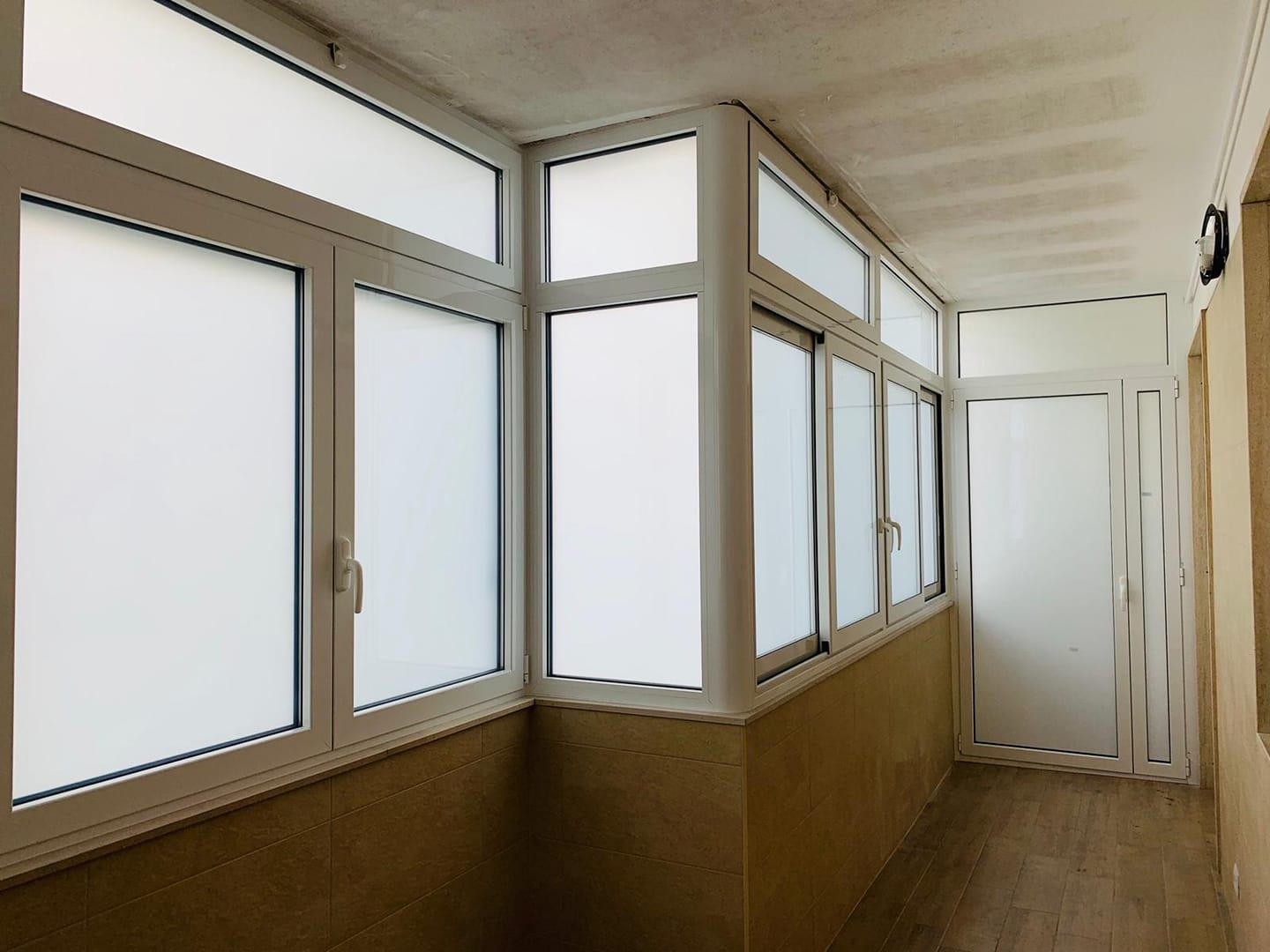 finestre in PVC con vetri satinati