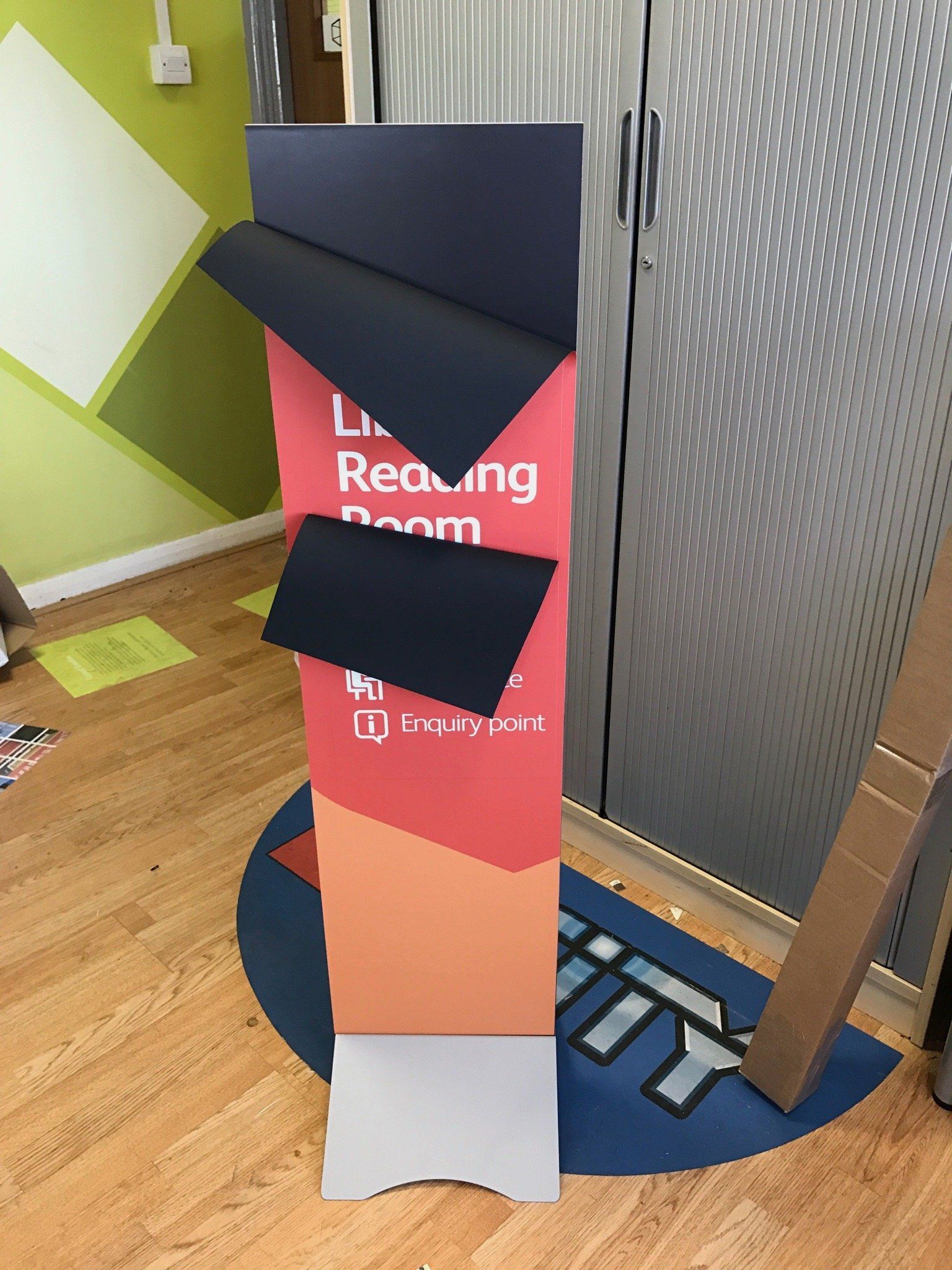 Wedge magnetic stand