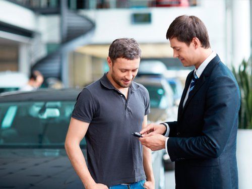Auto Total entregando llaves del auto nuevo