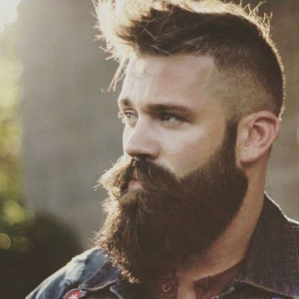 modello con barba lunga e capelli con undercut