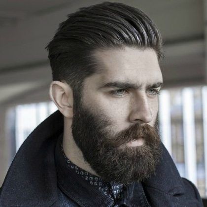 modello con barba di media lunghezza e cappelli all'indietro
