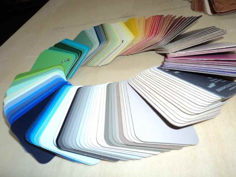 Campionario di pannelli in legno colorati