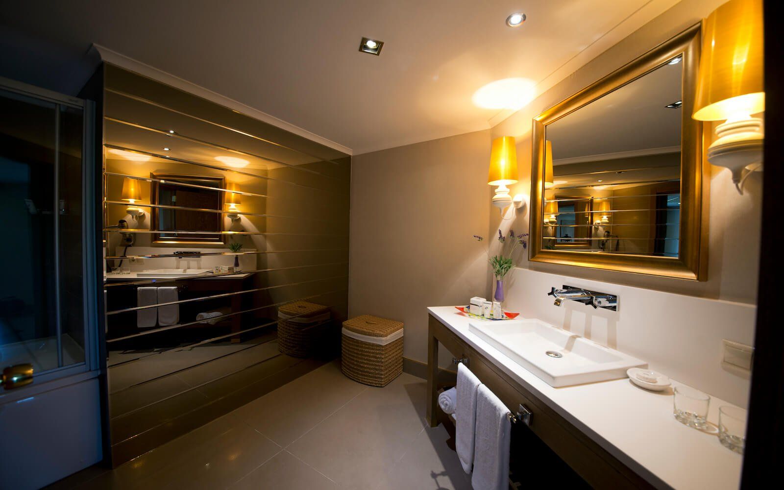 Ein Badezimmer mit Waschbecken, Spiegel und Toilette.