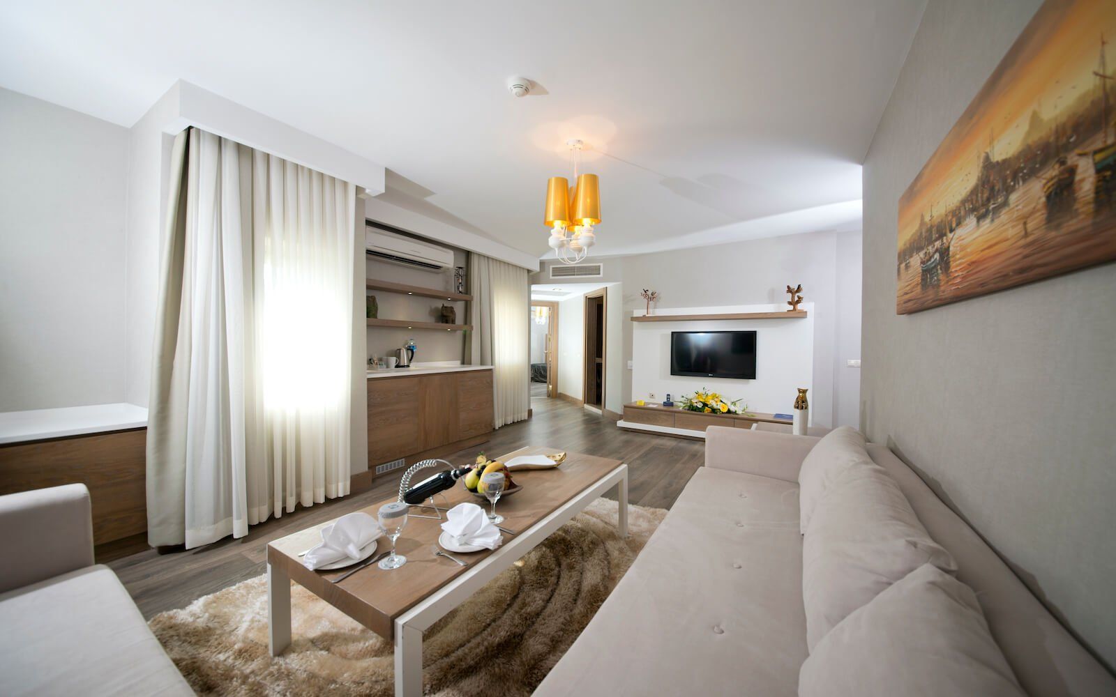 Ein Wohnzimmer mit einer Couch und einem Couchtisch