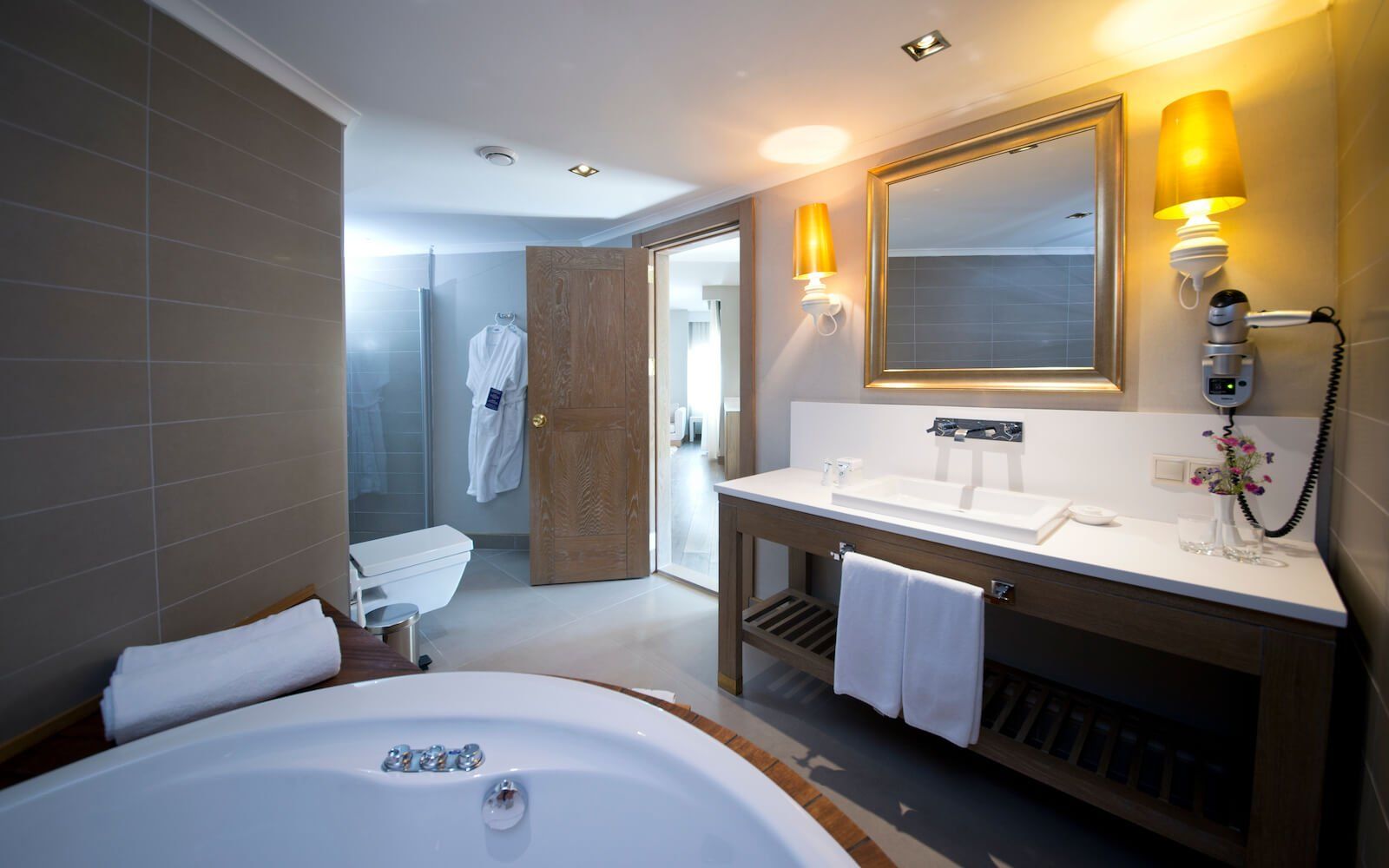 Ein Badezimmer mit Whirlpoolwanne, Waschbecken und Spiegel.
