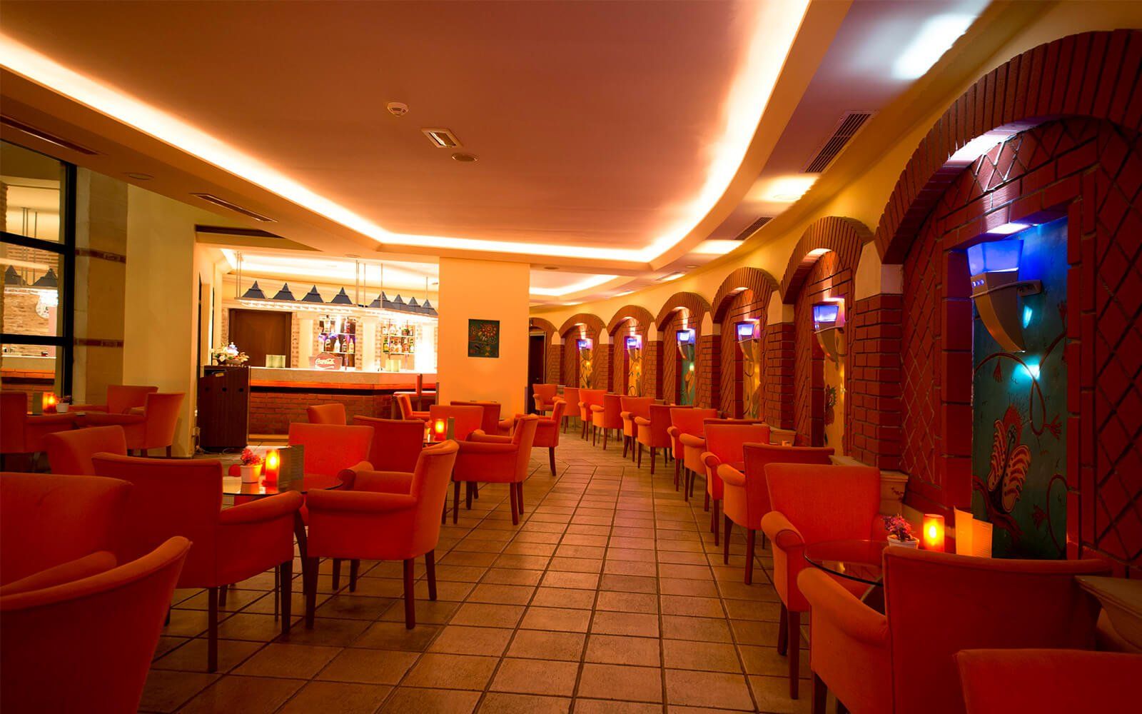 Ein langer Flur mit Tischen und Stühlen in einem Restaurant