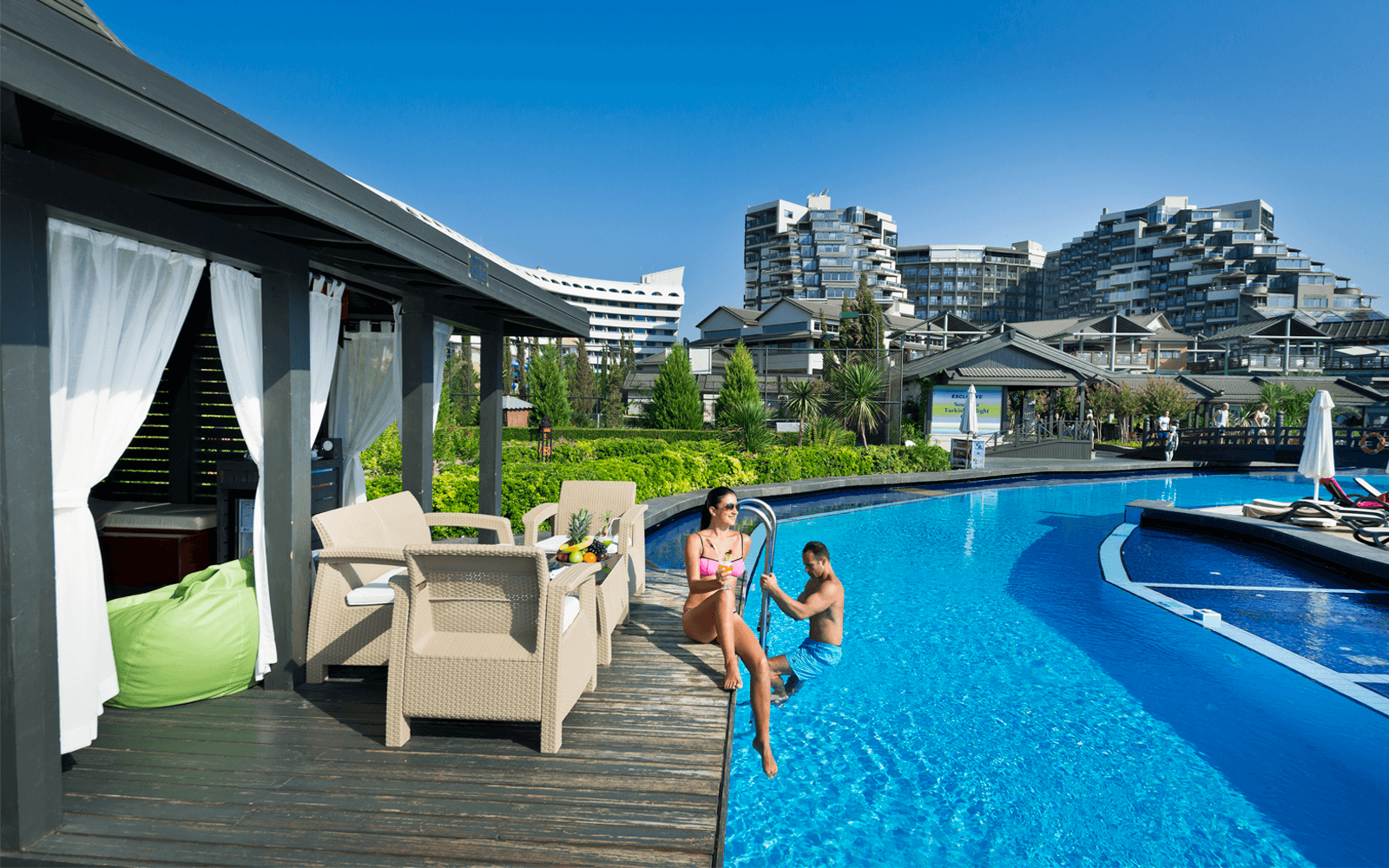 Poolbereich und Hotelgebäude des Limak Lara Deluxe Hotel & Resort