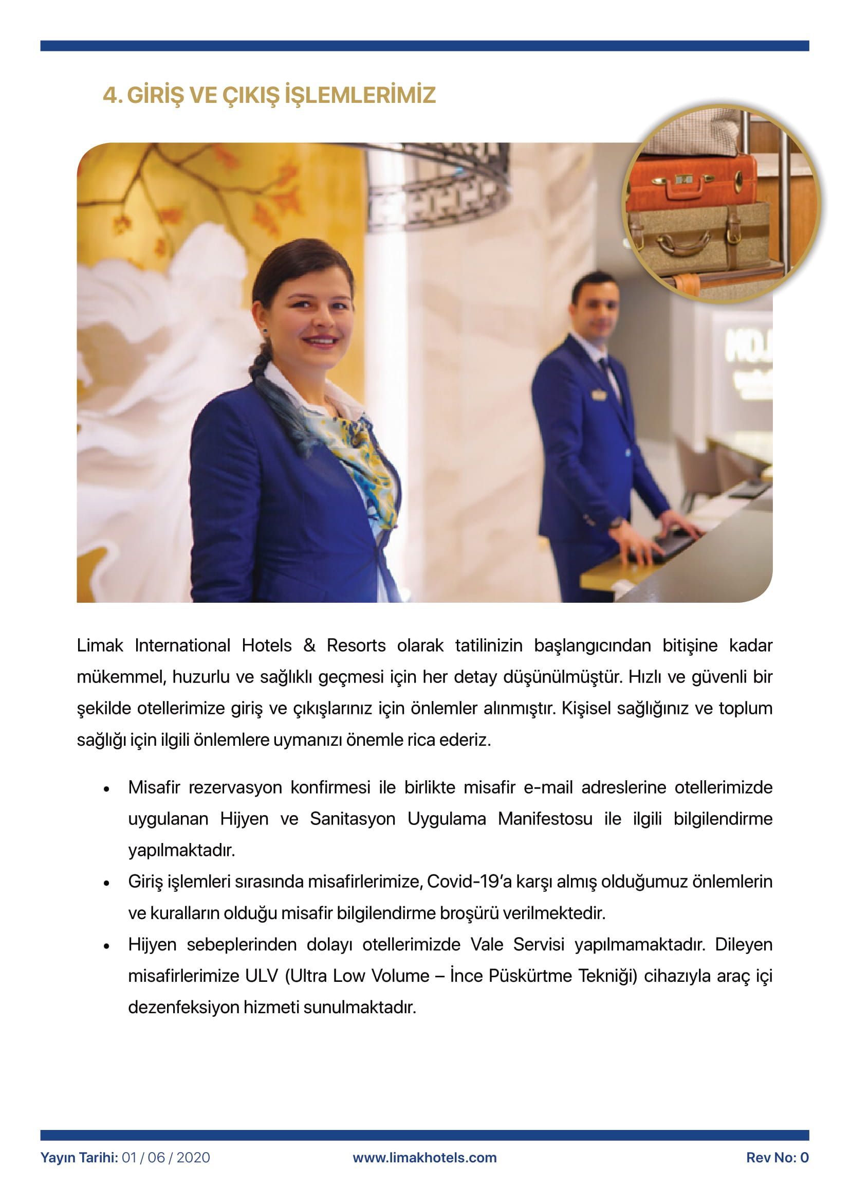 Mavi ceketli bir kadın, mavi takım elbiseli bir adamın yanında duruyor.