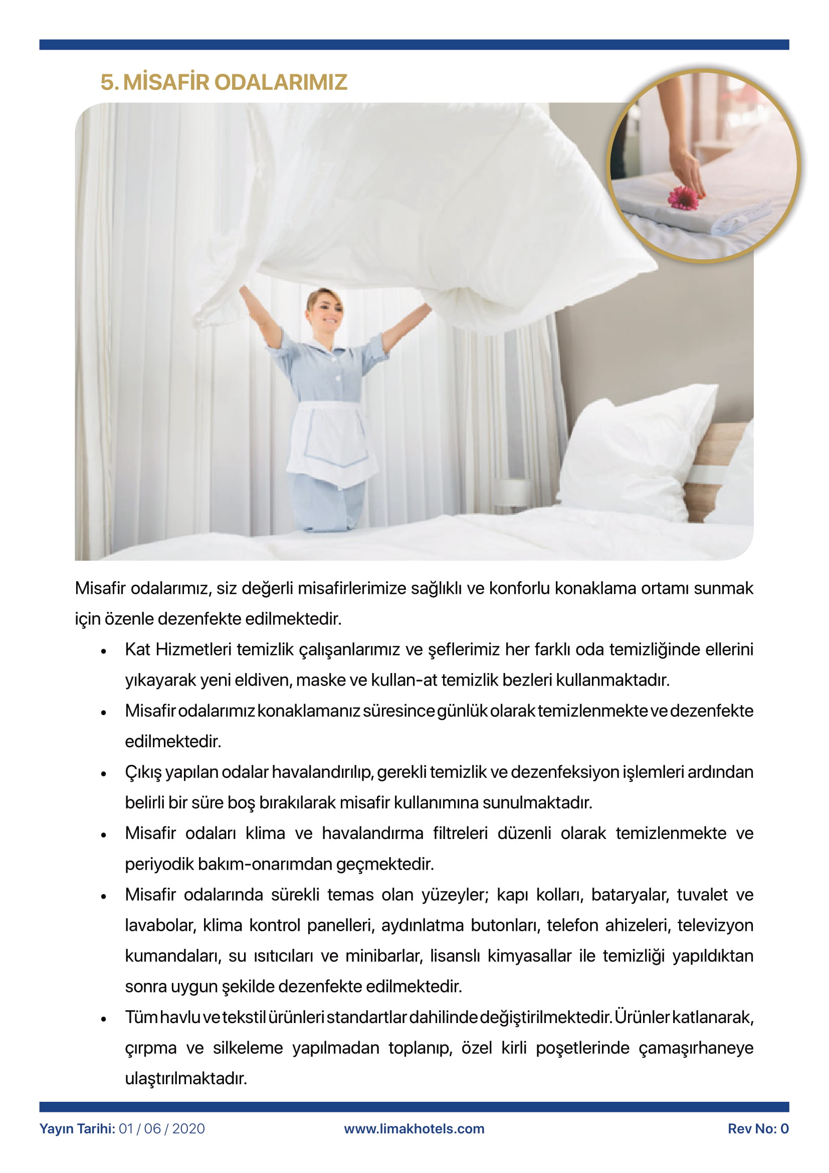 Hizmetçi bir otel odasında yatak hazırlıyor.