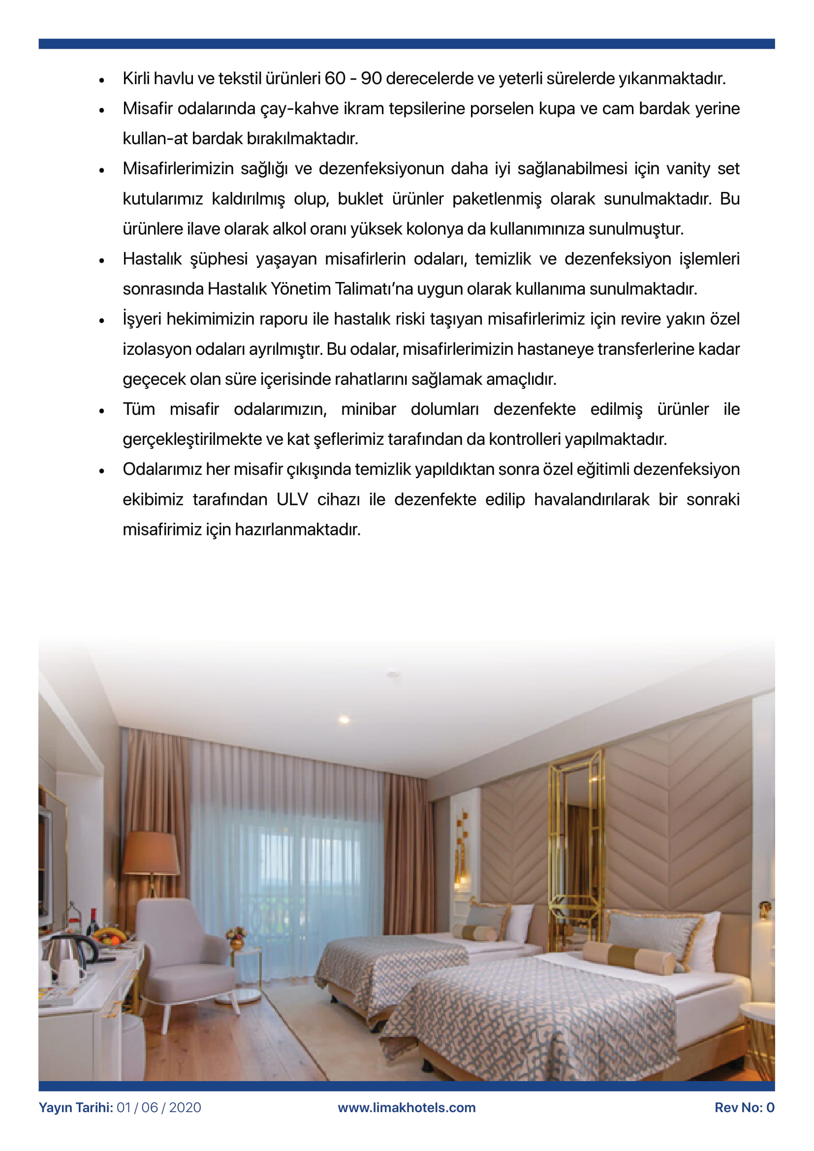 Iki yataklı bir otel odası ve bir oturma odası.