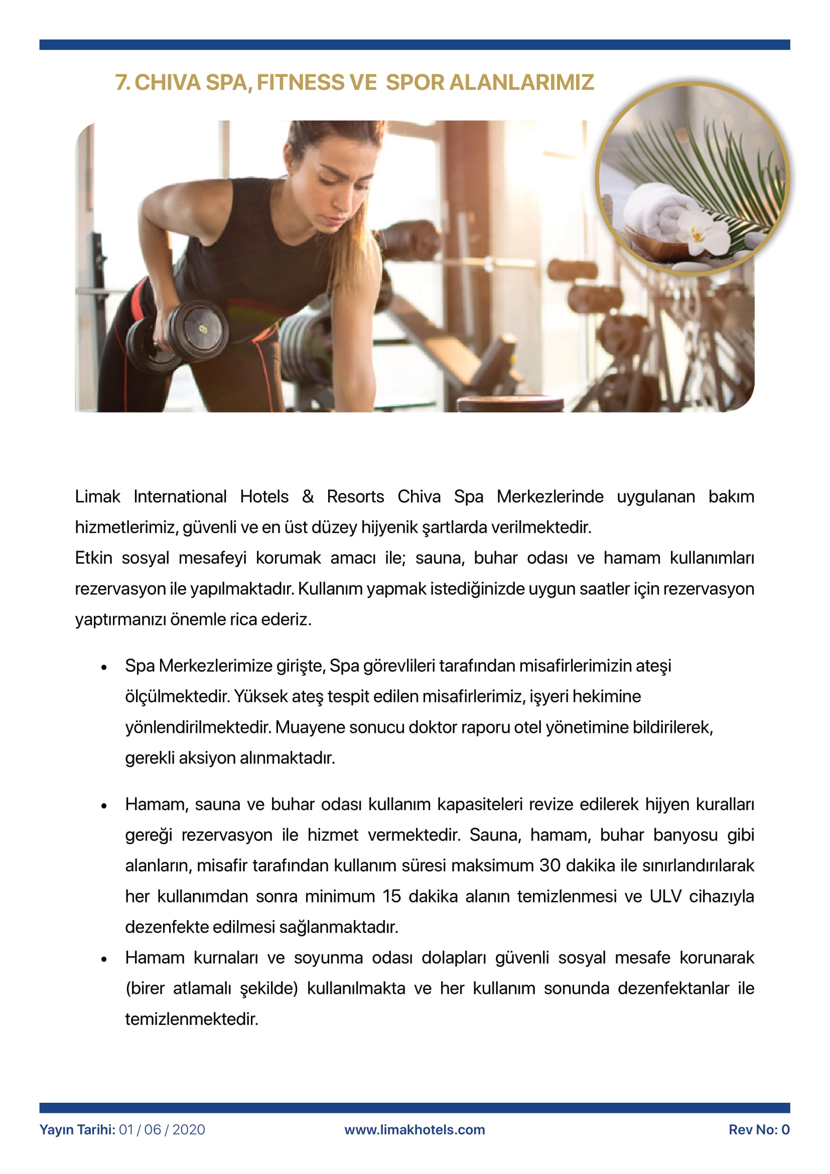 Bir adam spor salonunda halter kaldırıyor.