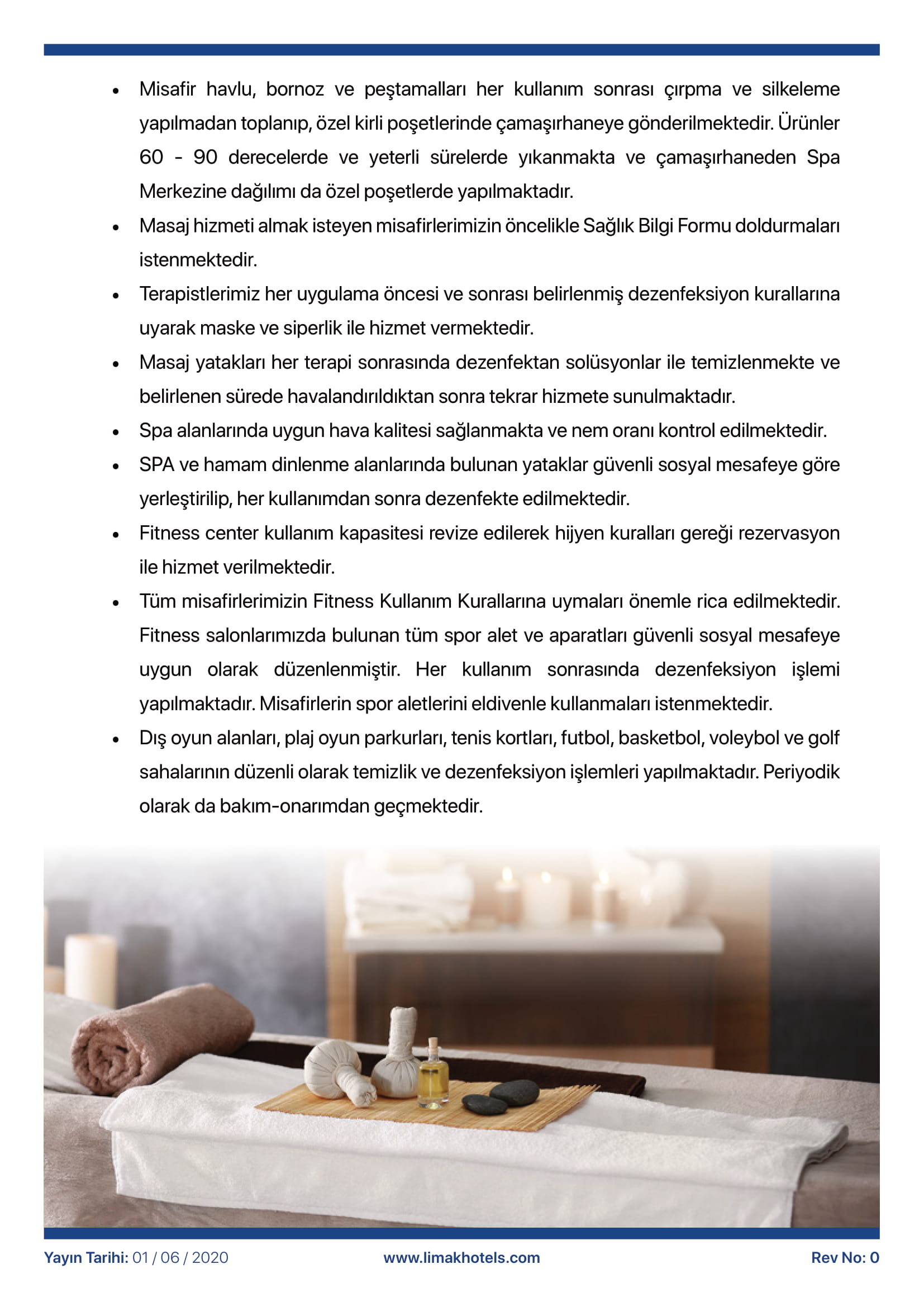 Spa'da üzerinde havlu ve mumların olduğu bir masa var.