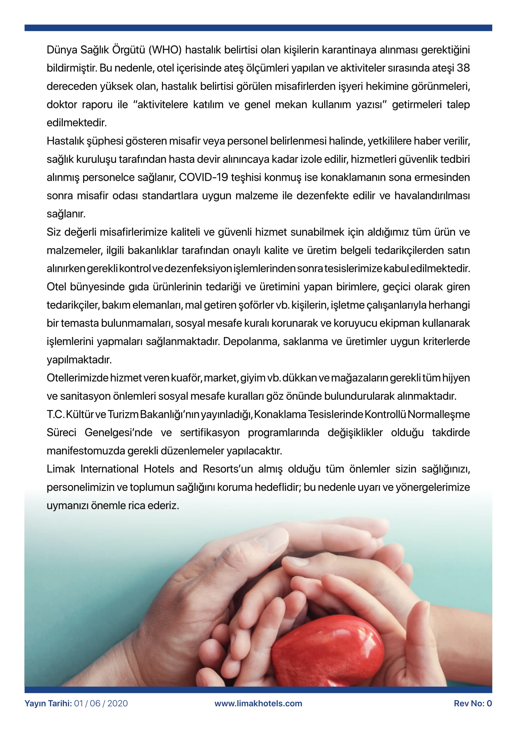 Iki kişi ellerinde kırmızı bir kalp tutuyor.