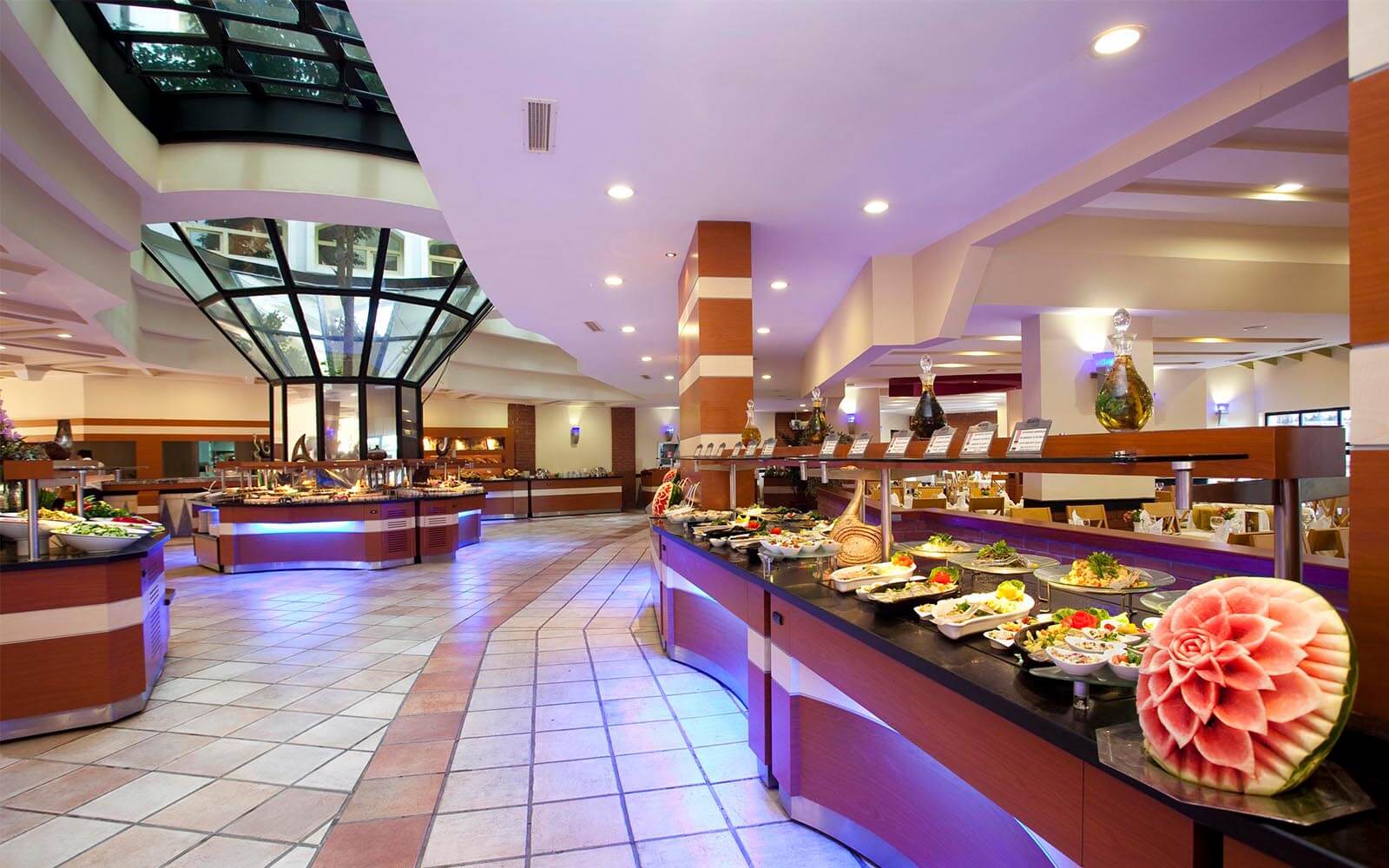 In der Mitte des Raumes befindet sich ein Buffet.