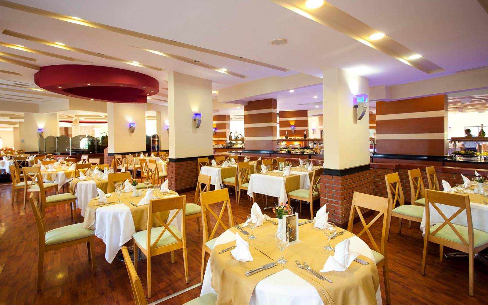 Ein Restaurant mit Tischen und Stühlen für das Abendessen