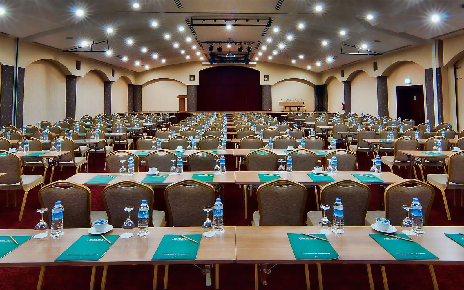 Ein großer Konferenzraum mit Tischen und Stühlen für ein Meeting