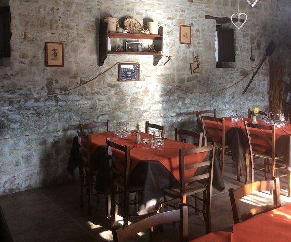 ristorante con tavolo