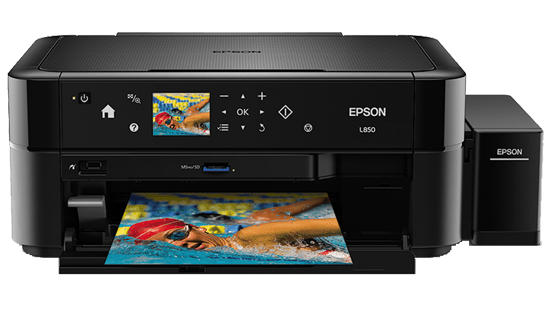 Una impresora de inyección de tinta Epson L850 negra con depósito de tinta integrado y pantalla LCD frontal imprimiendo