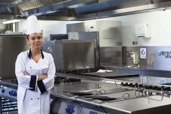 chef nella cucina di un ristorante