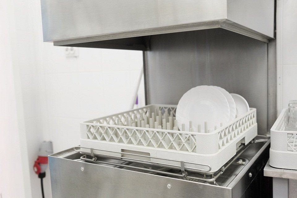 scolapiatti dentro la cucina di un ristorante