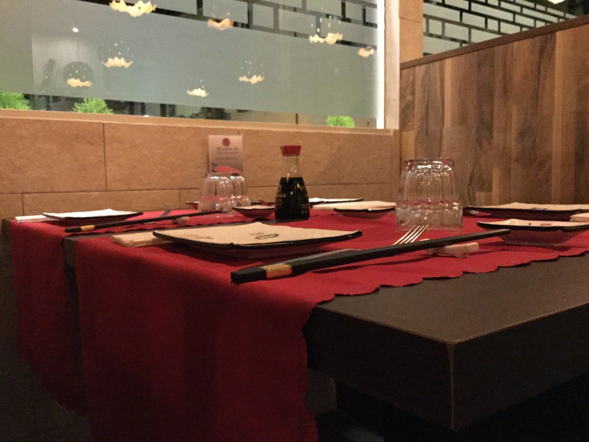 Tavolo apparecchiato di un ristorante