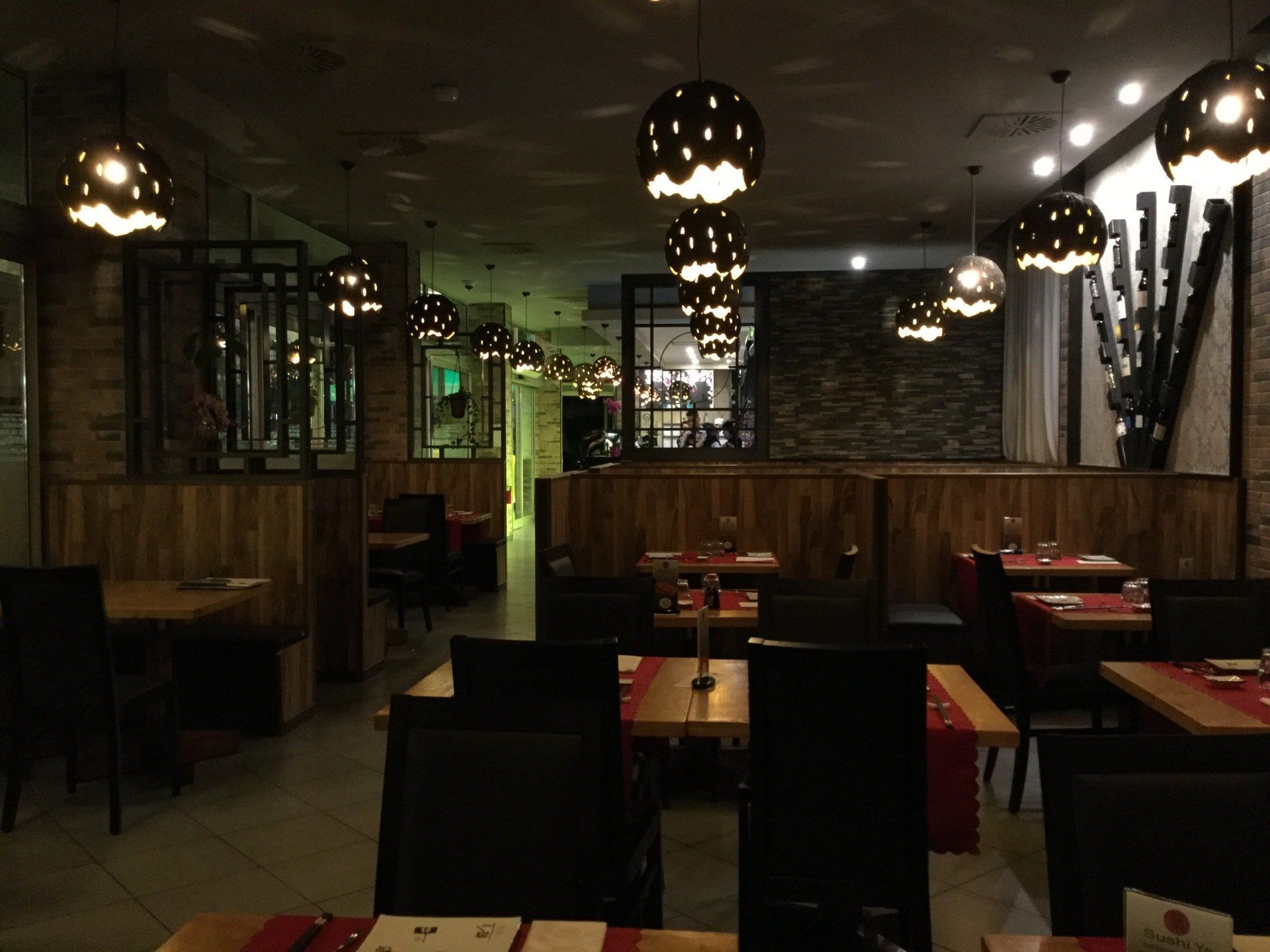 Tavoli di un ristorante asiatico