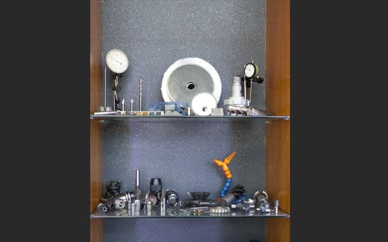 Vari utensili per il taglio di materiali