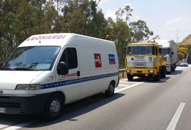 officina mobile per il recupero e la riparazione di auto incidentate